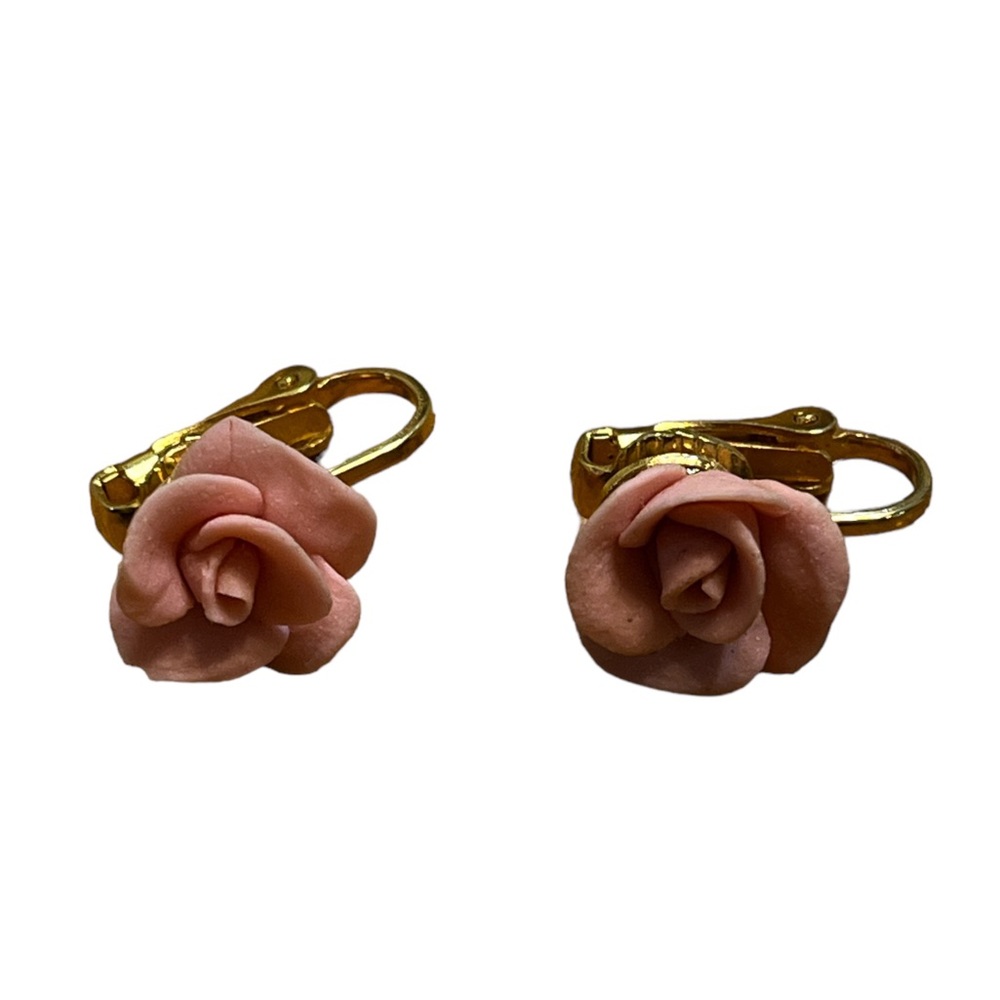 ✨ 3/$15 ✨ Vintage Pink Porcelain Rose Clip On Earrings - Picture 1 of 3